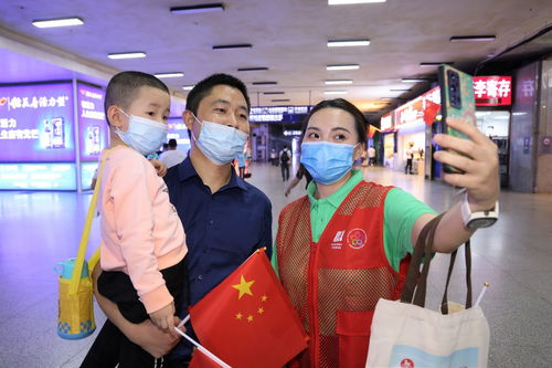 武漢文旅志愿者熱情迎客，外地游客喜獲紅旗與熱干面禮包